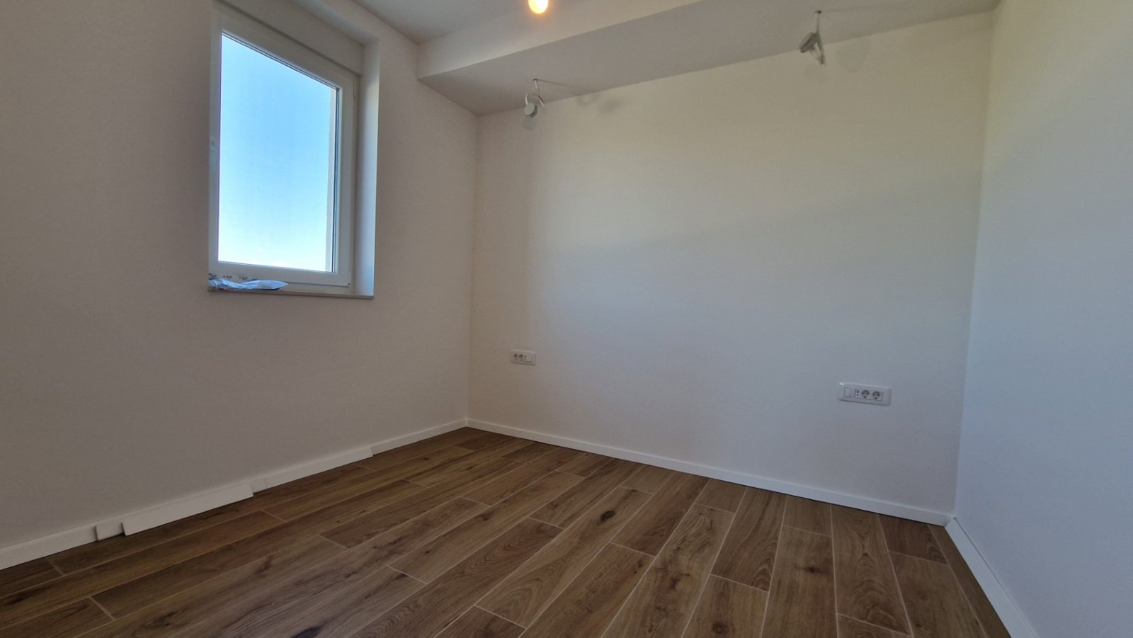Moderne Wohnung in einem Neubau mit Garten und Meerblick, Privlaka