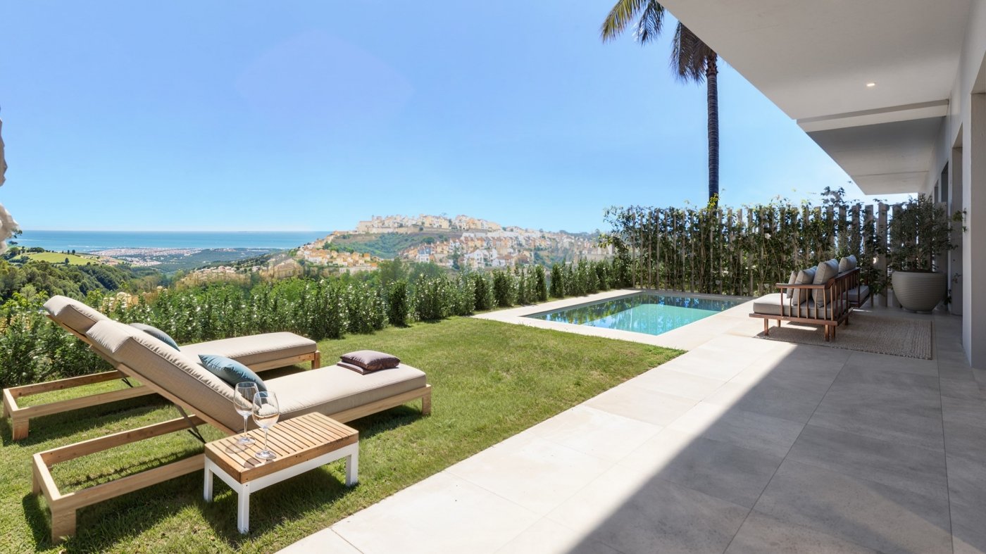 Exclusive townhouses, 1 km from the beach and golf, Caseres del Sol