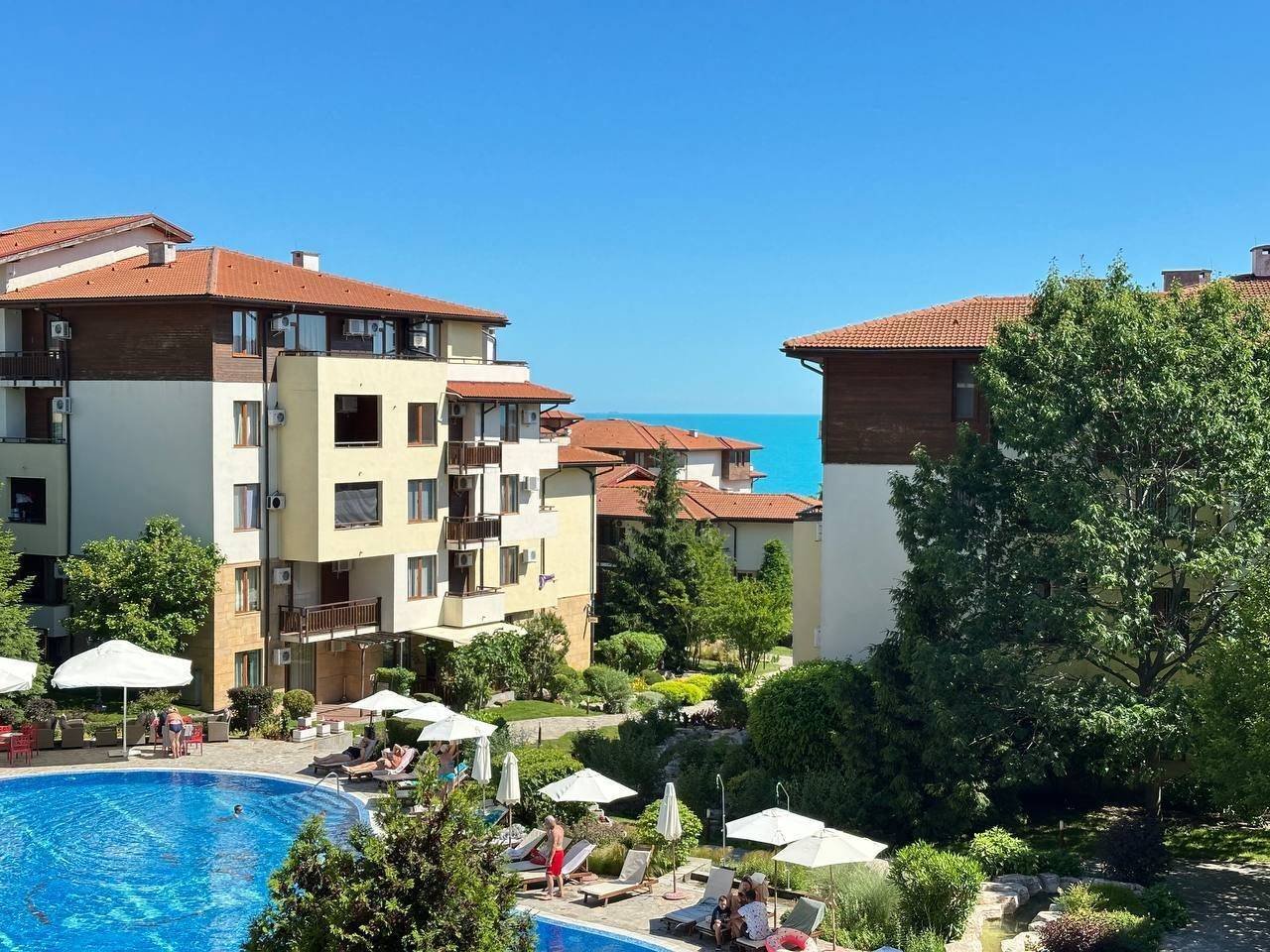 Two-room apartment with pool and sea view in the Garden of Eden complex in Sveti Vlas.