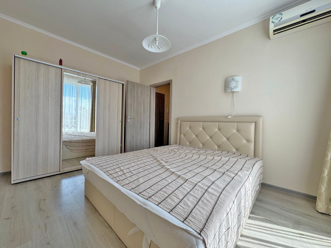 Three-room apartment with pool view in the VIP Park residential complex at Sunny Beach.