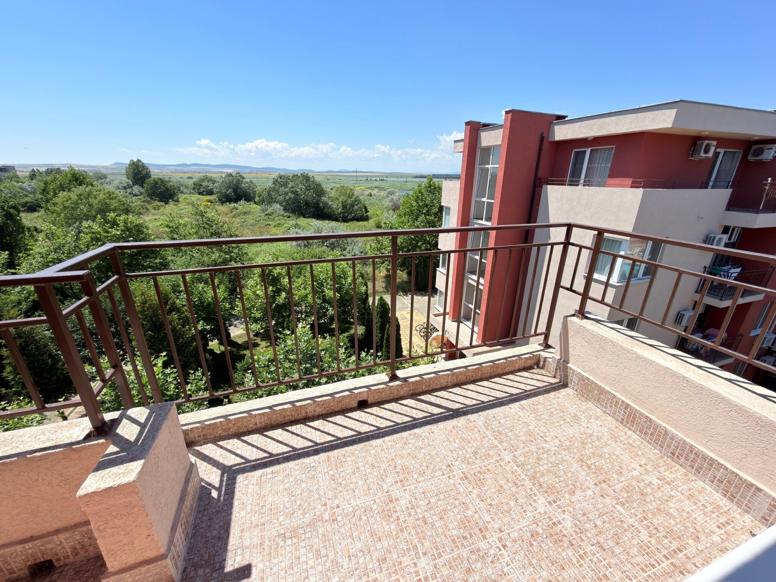 Two-room apartment with a view of the pool and the mountains in the Holiday Fort complex, Sunny Beach, Bulgaria