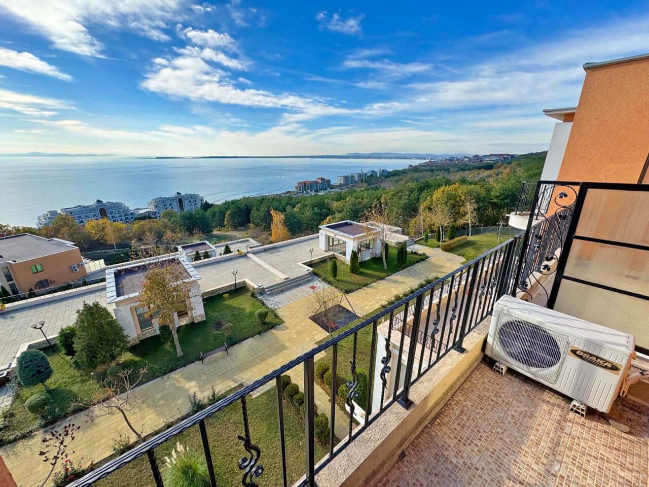Three-room apartment with sea view in the Sea Fort complex in Sveti Vlas, Bulgaria