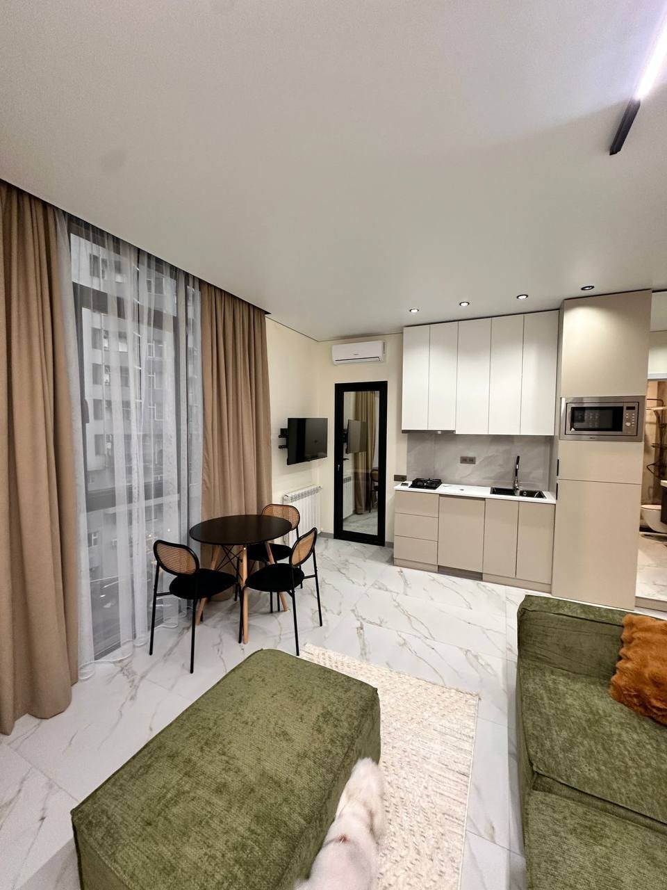 Stilvolles Designer-Studio-Apartment in Batumi, Georgien – durchdachtes Raumkonzept, vollständig renoviert und bezugsfertig