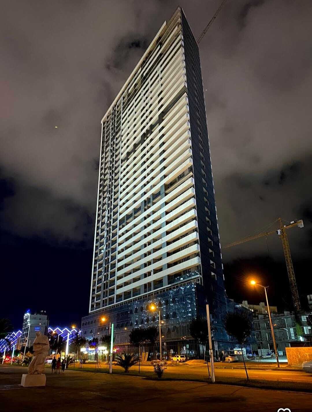 Spacious 2-bedroom apartment on a high floor in the Dar Tower, Batumi, Georgia – Fully furnished with a view of Heroes Alley