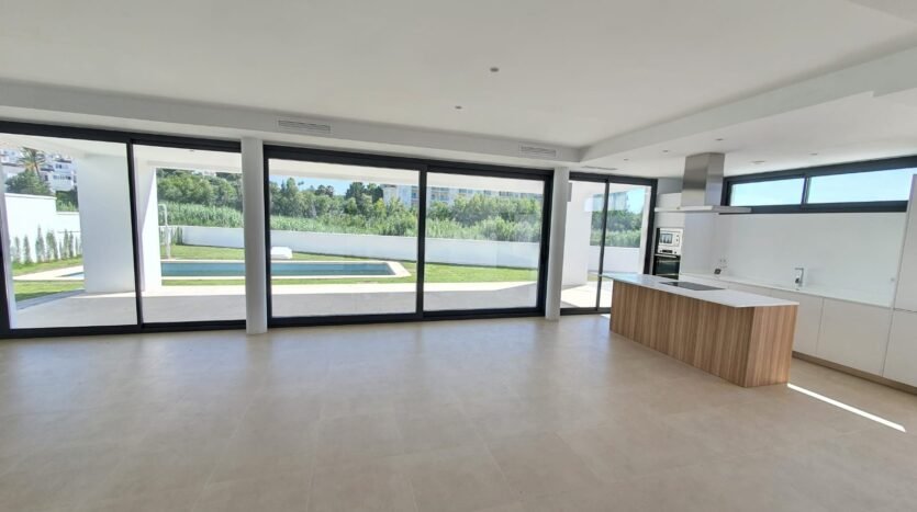 Luxury villa with pool by the sea, Manilva