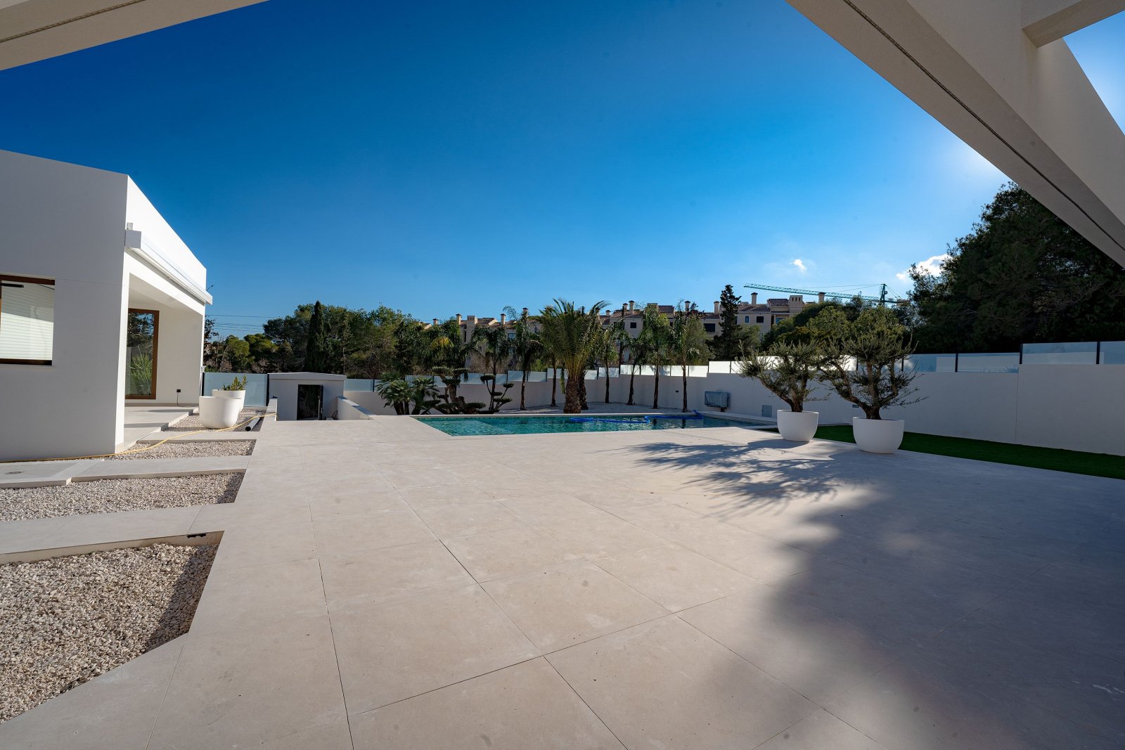 Moderne Häuser mit Garten und Pool, ruhiges Benejúzar