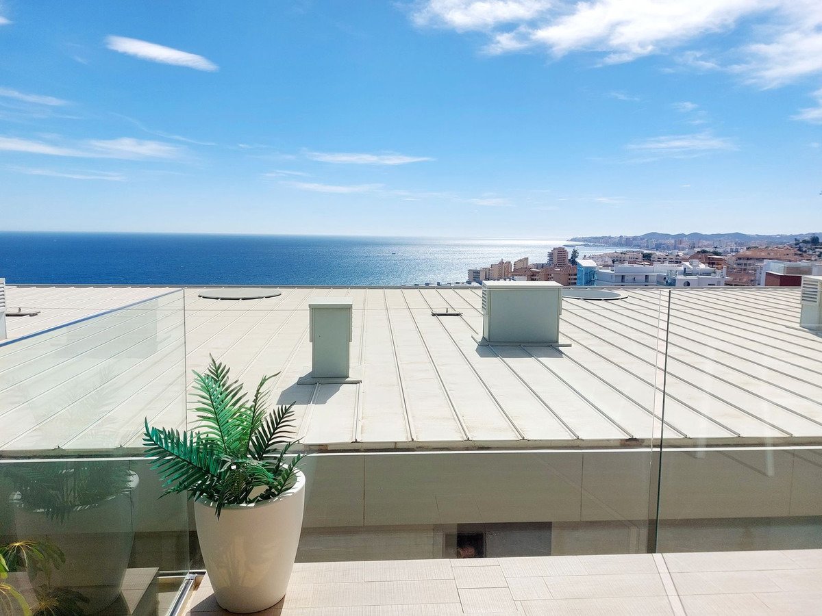 Luxury apartment with breathtaking sea views in the prestigious location of Fuengirola
