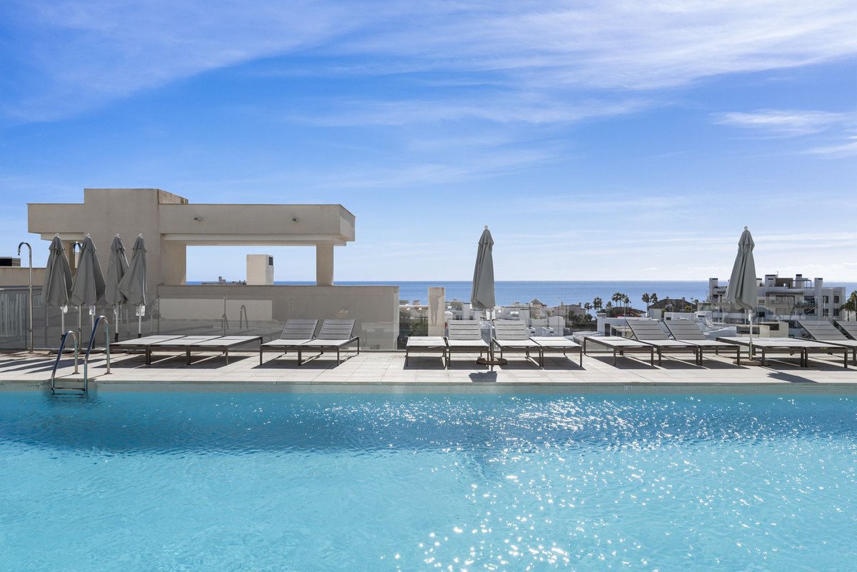 Elegant maisonette with views, terrace and two garages in the prestigious location of Las Mesas, Estepona