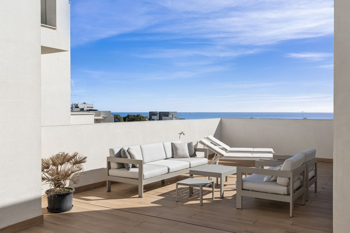 Elegant maisonette with views, terrace and two garages in the prestigious location of Las Mesas, Estepona