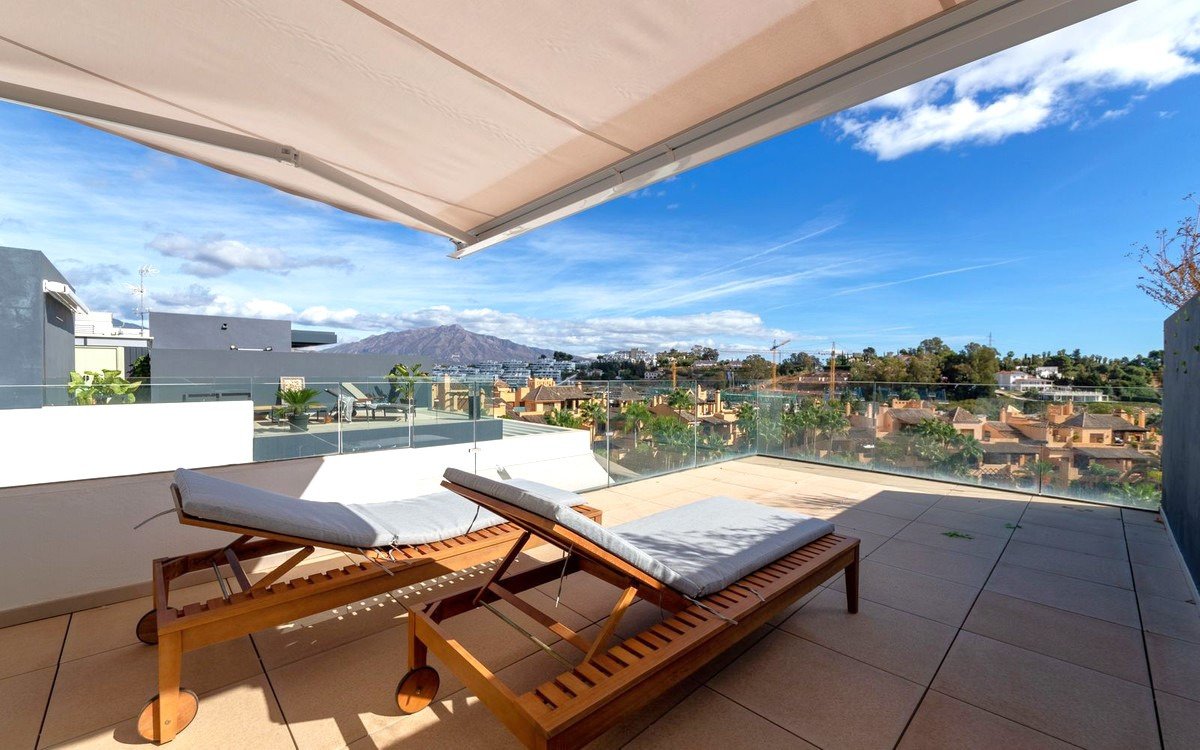 Modern penthouse with views, private pool and rental license – New Golden Mile, Estepona