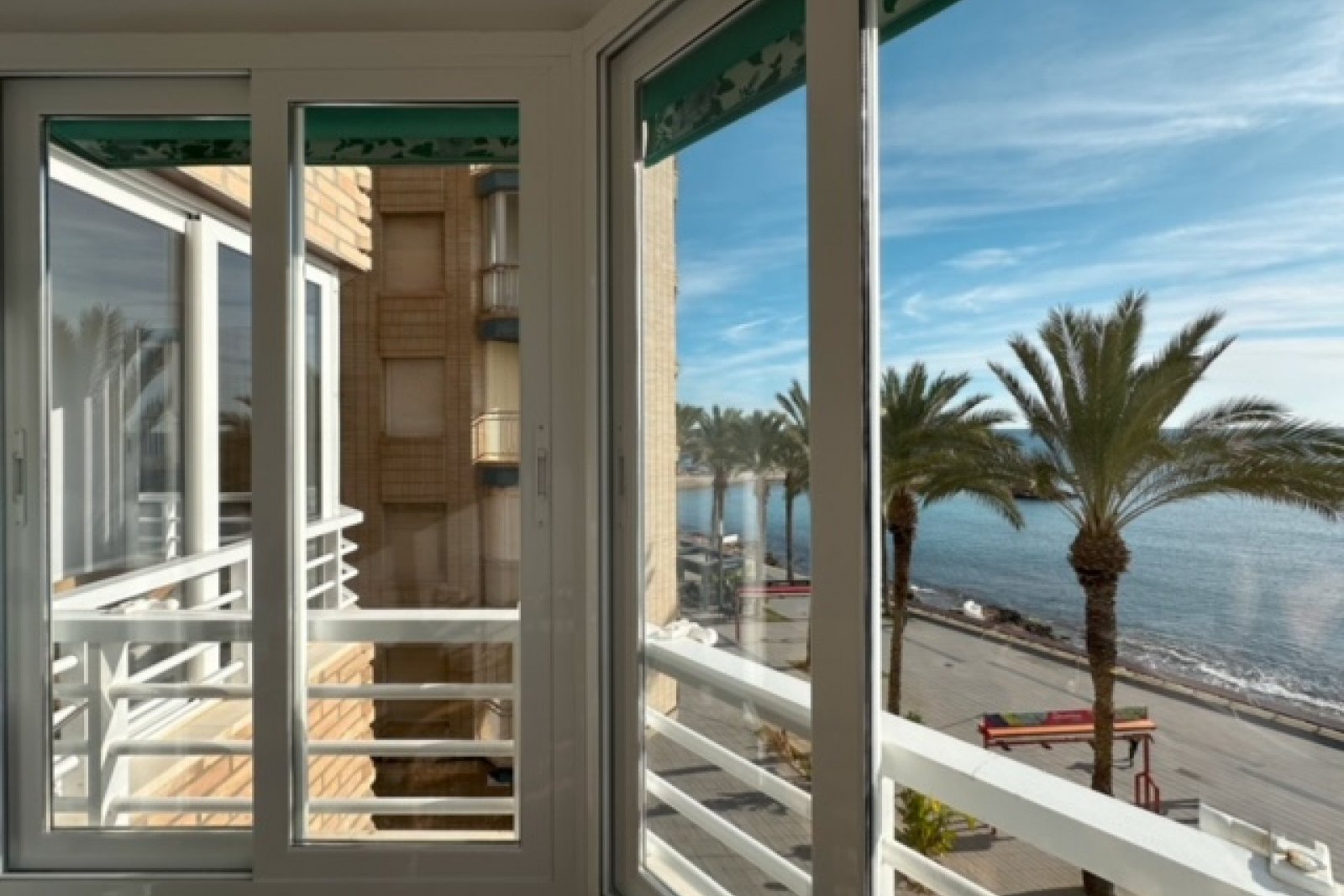 Luxury apartment with sea views on the first line - only for those who want the best of Torrevieja