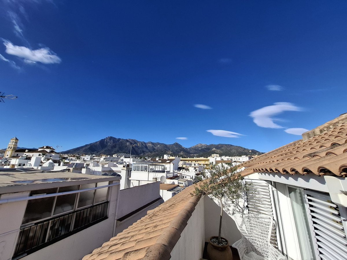 Bright duplex penthouse, 100 m from La Bajadilla beach – Marbella