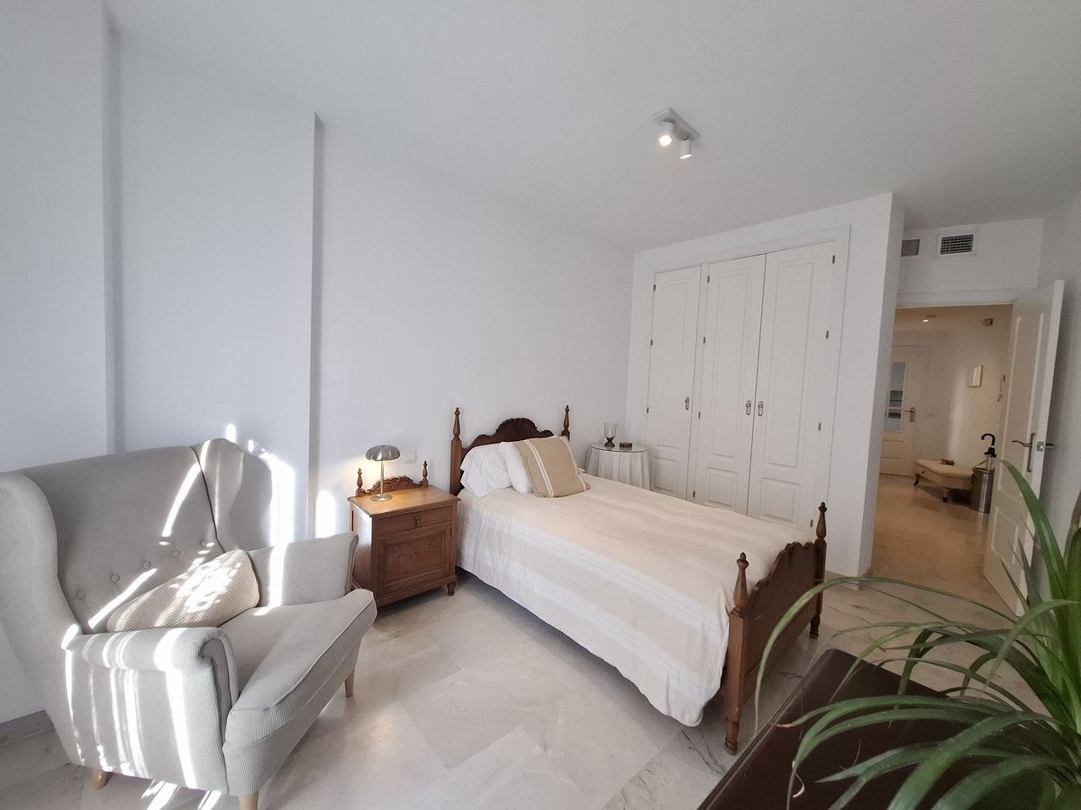 Bright duplex penthouse, 100 m from La Bajadilla beach – Marbella