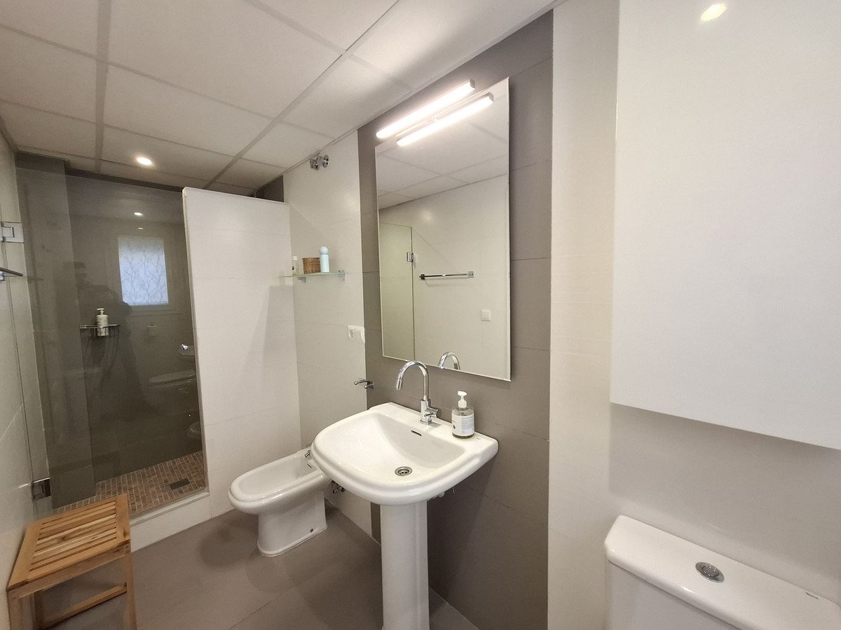 Bright duplex penthouse, 100 m from La Bajadilla beach – Marbella