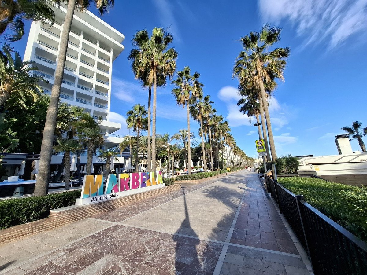 Bright duplex penthouse, 100 m from La Bajadilla beach – Marbella