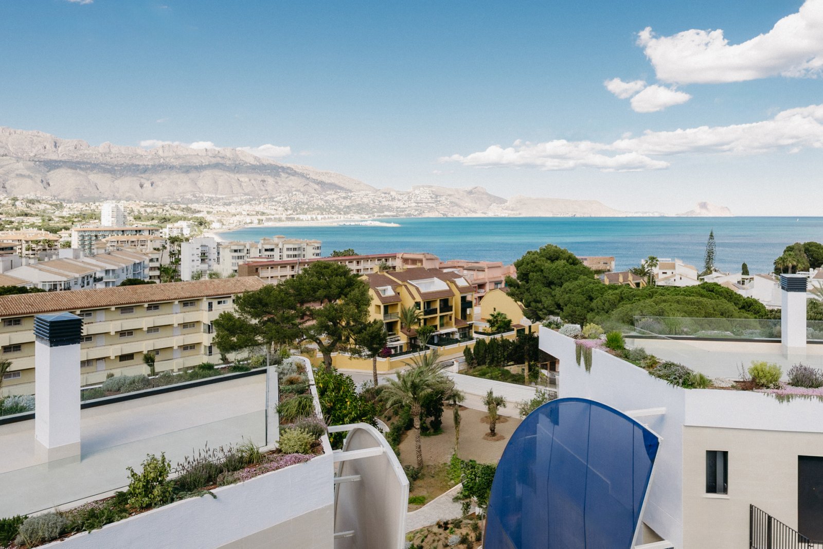 Exclusive residence 100 m from the sea, swimming pool and gardens, Alfaz del Pi