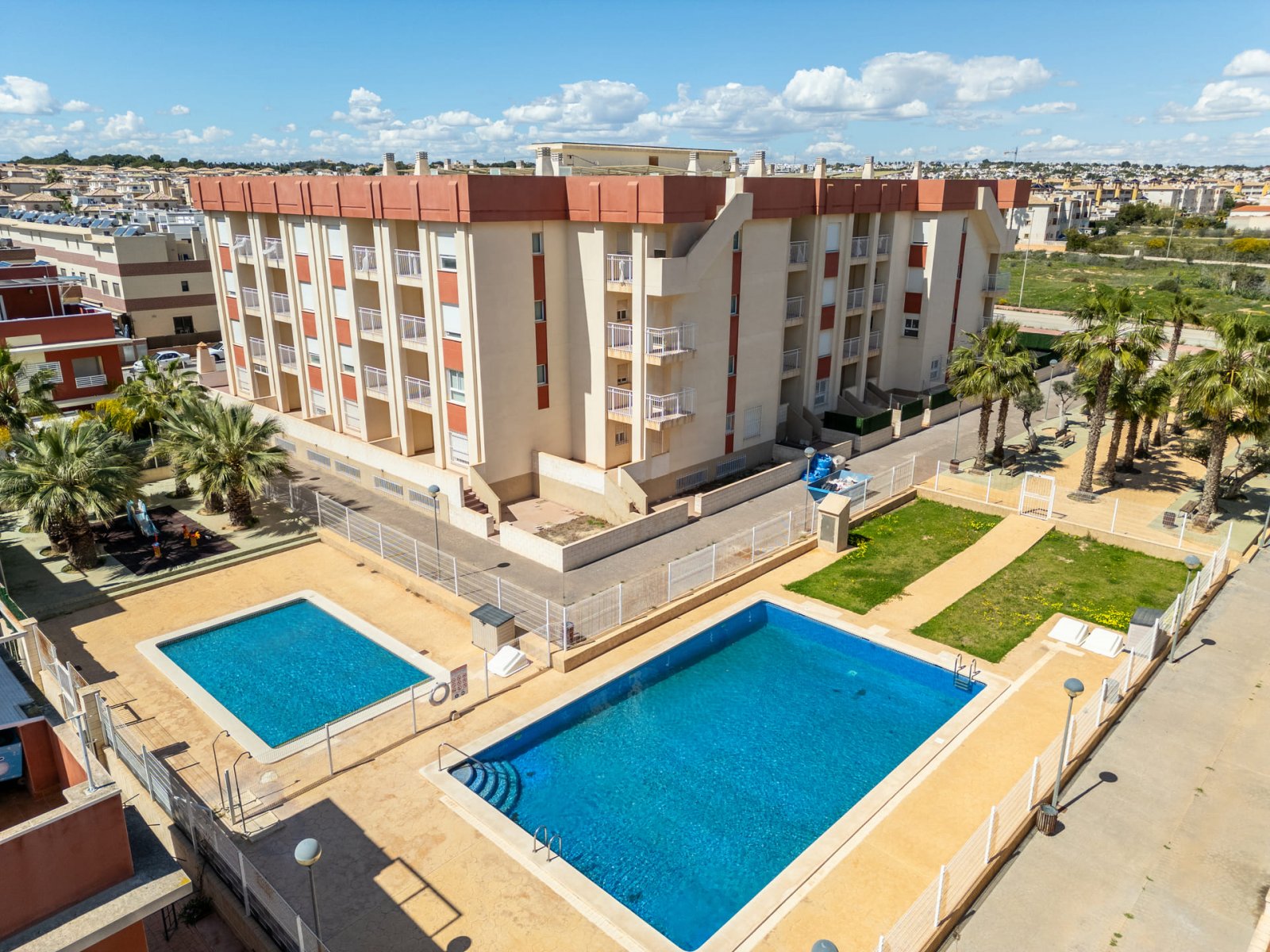 Modern apartments 2 km from the sea, with pool and garden, Orihuela