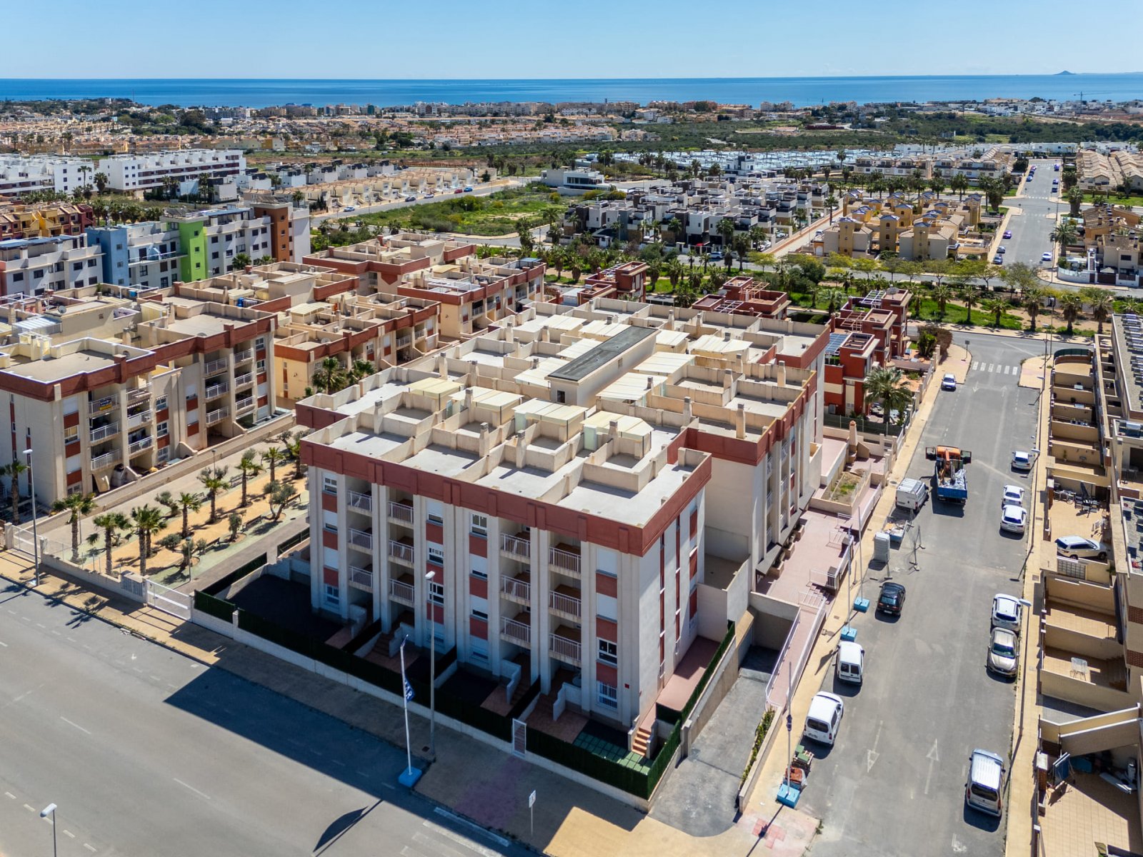 Modern apartments 2 km from the sea, with pool and garden, Orihuela