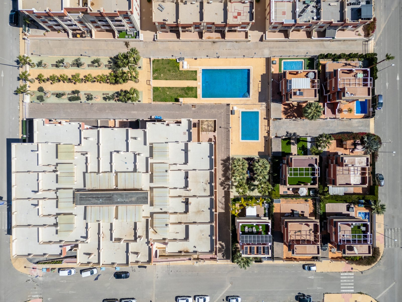 Modern apartments 2 km from the sea, with pool and garden, Orihuela