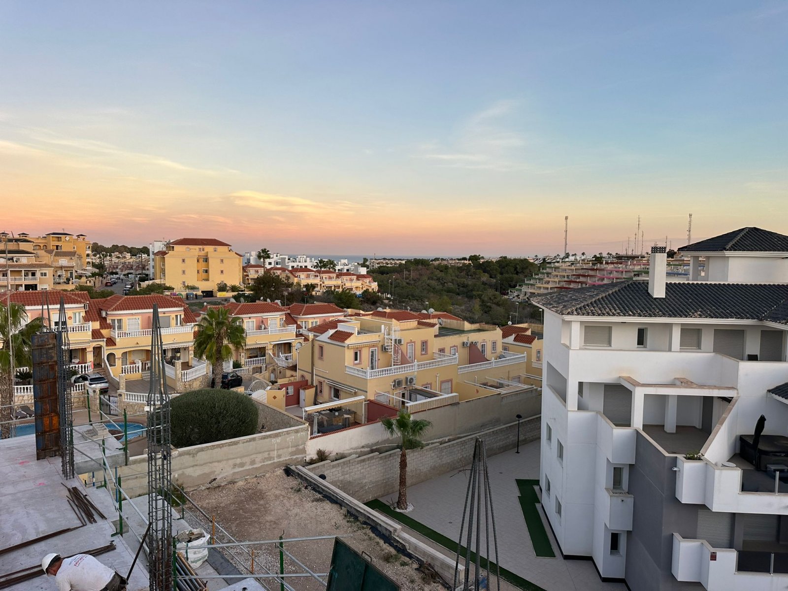 Fully furnished apartments, with terrace and communal pool, Las Filipinas