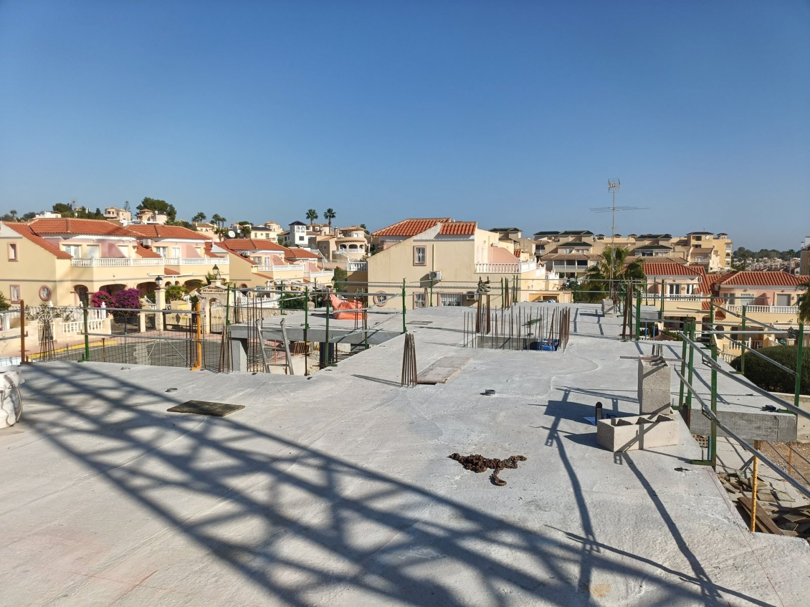 Fully furnished apartments, with terrace and communal pool, Las Filipinas