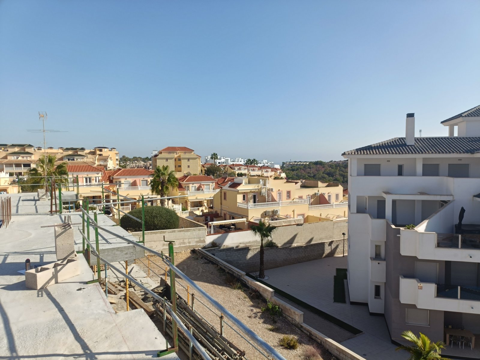 Fully furnished apartments, with terrace and communal pool, Las Filipinas