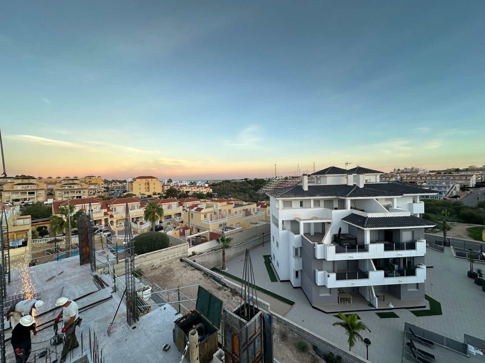 Fully furnished apartments, with terrace and communal pool, Las Filipinas