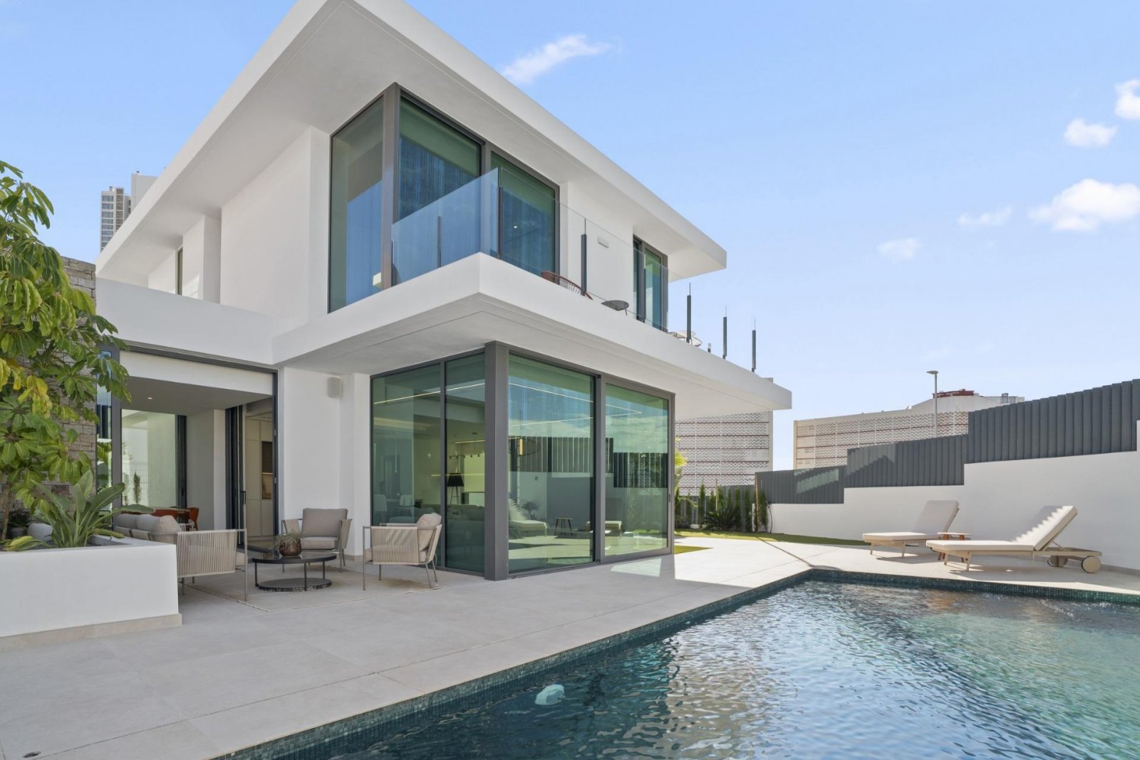 Exclusive villa 1 km from the sea, with private pool and garden, Benidorm