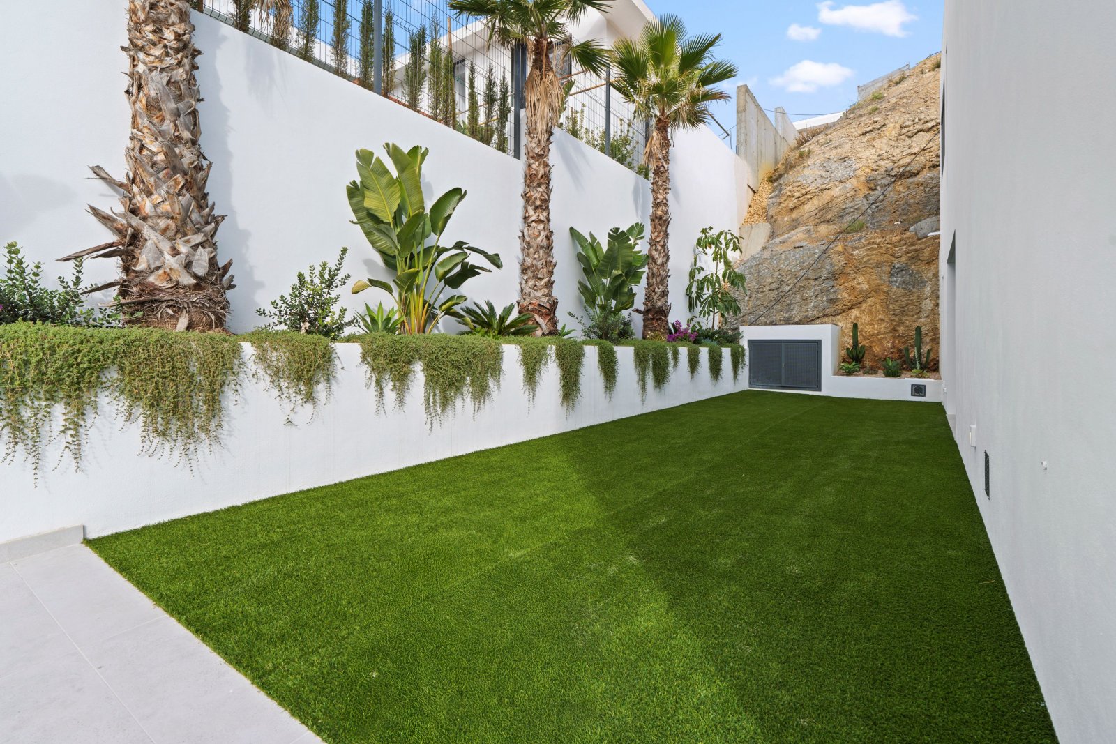 Exclusive villa 1 km from the sea, with private pool and garden, Benidorm