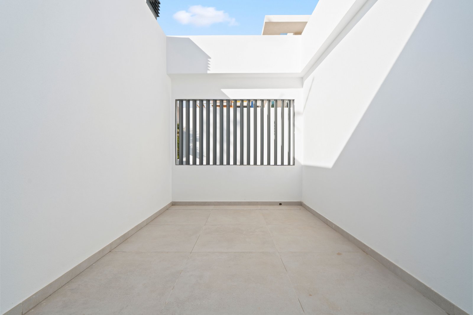 Exclusive villa 1 km from the sea, with private pool and garden, Benidorm