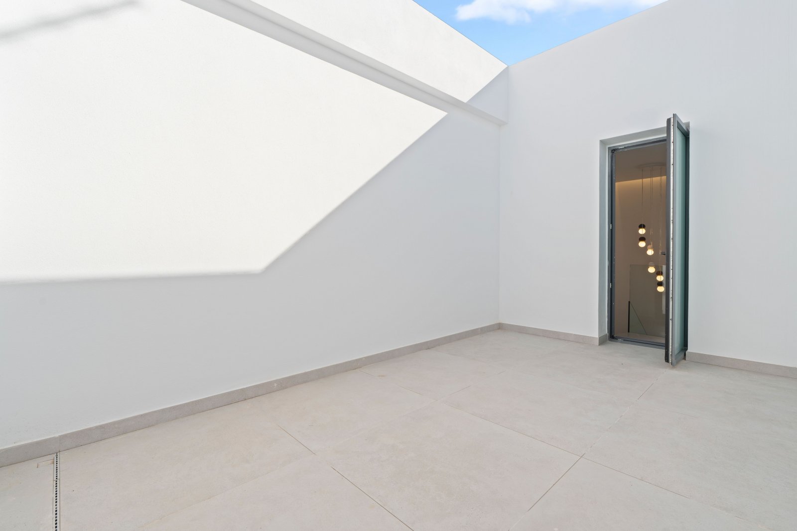 Exclusive villa 1 km from the sea, with private pool and garden, Benidorm