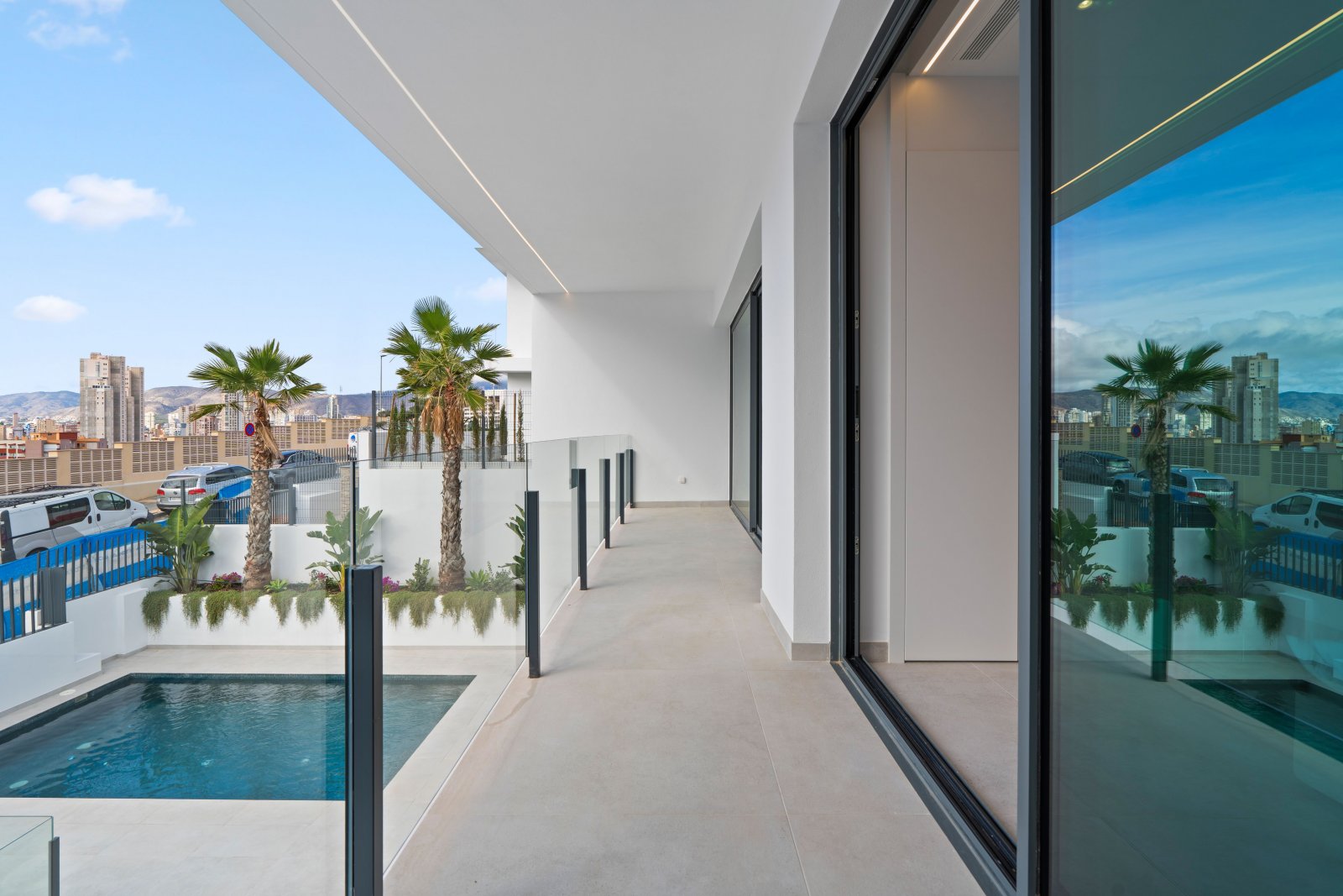 Exclusive villa 1 km from the sea, with private pool and garden, Benidorm