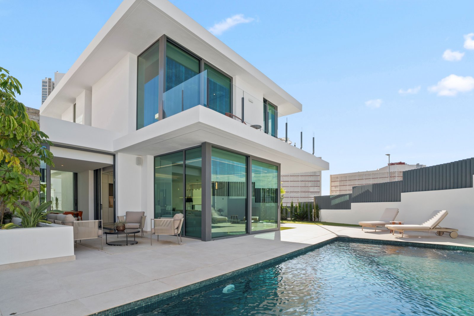 Exclusive villa 1 km from the sea, with private pool and garden, Benidorm