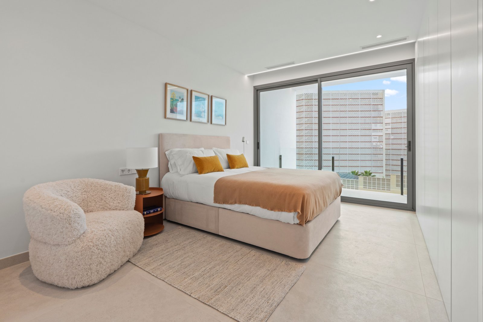 Exclusive villa 1 km from the sea, with private pool and garden, Benidorm