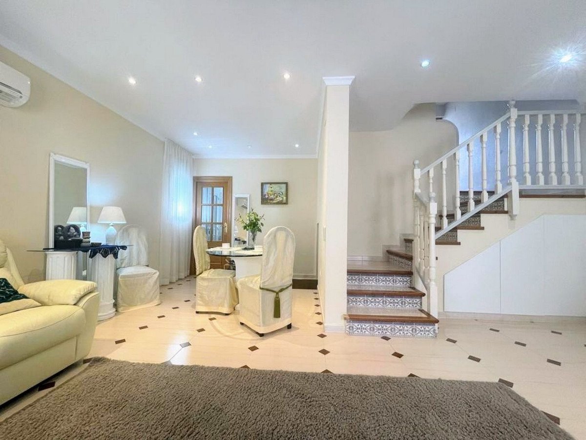 Exceptional semi-detached house with sea views and direct access to the beach, Torrevieja