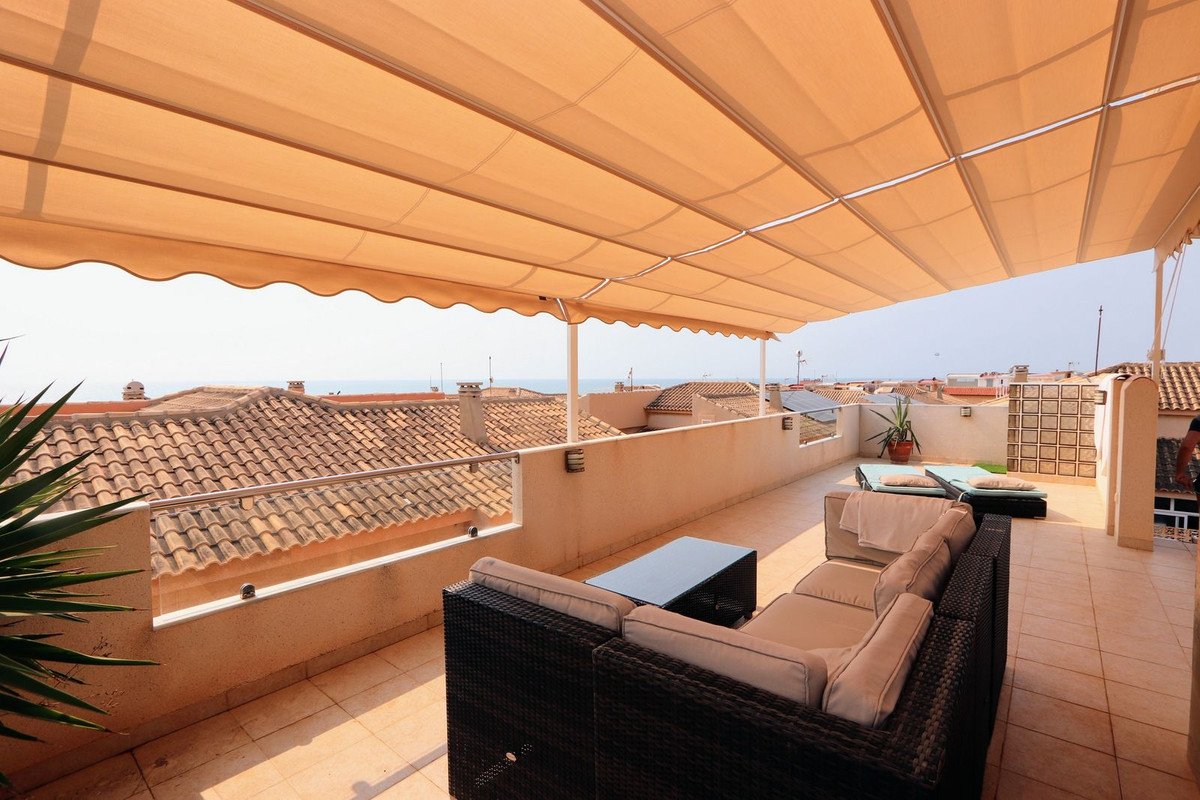 Exceptional semi-detached house with sea views and direct access to the beach, Torrevieja