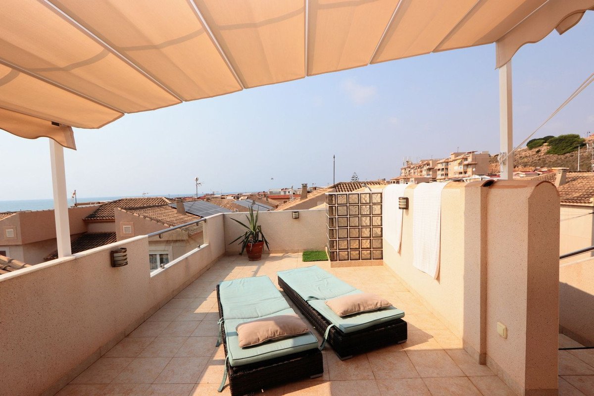 Exceptional semi-detached house with sea views and direct access to the beach, Torrevieja