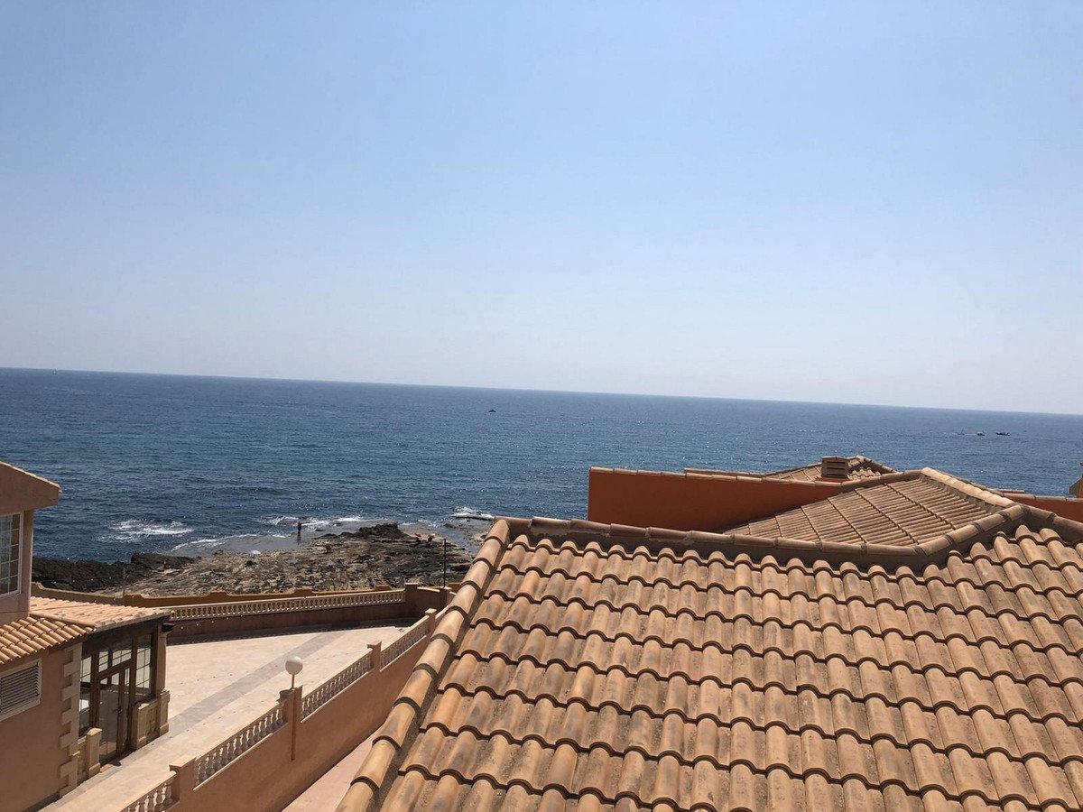 Exceptional semi-detached house with sea views and direct access to the beach, Torrevieja