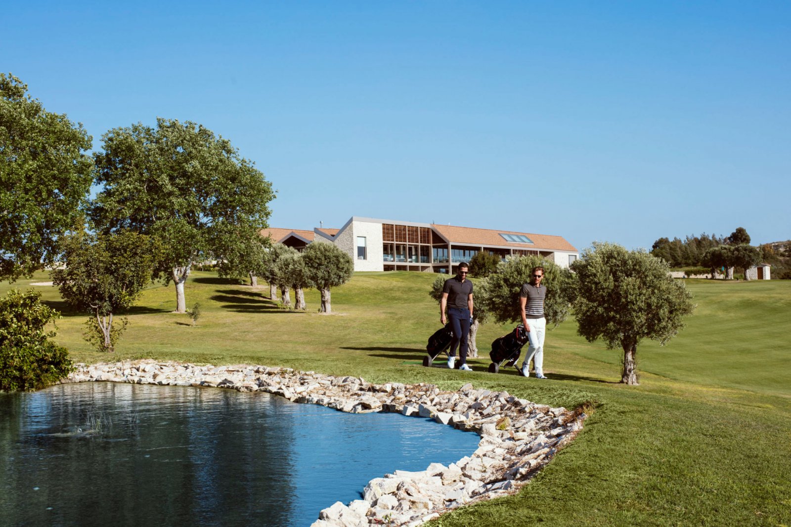 Luxuriöse Villa mit großem Grundstück und Pool am Golfplatz mit Meerblick