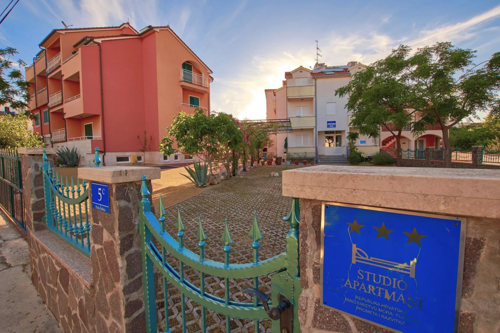 Comfortable mini hotel with a guesthouse, investment potential by the sea, Vodice