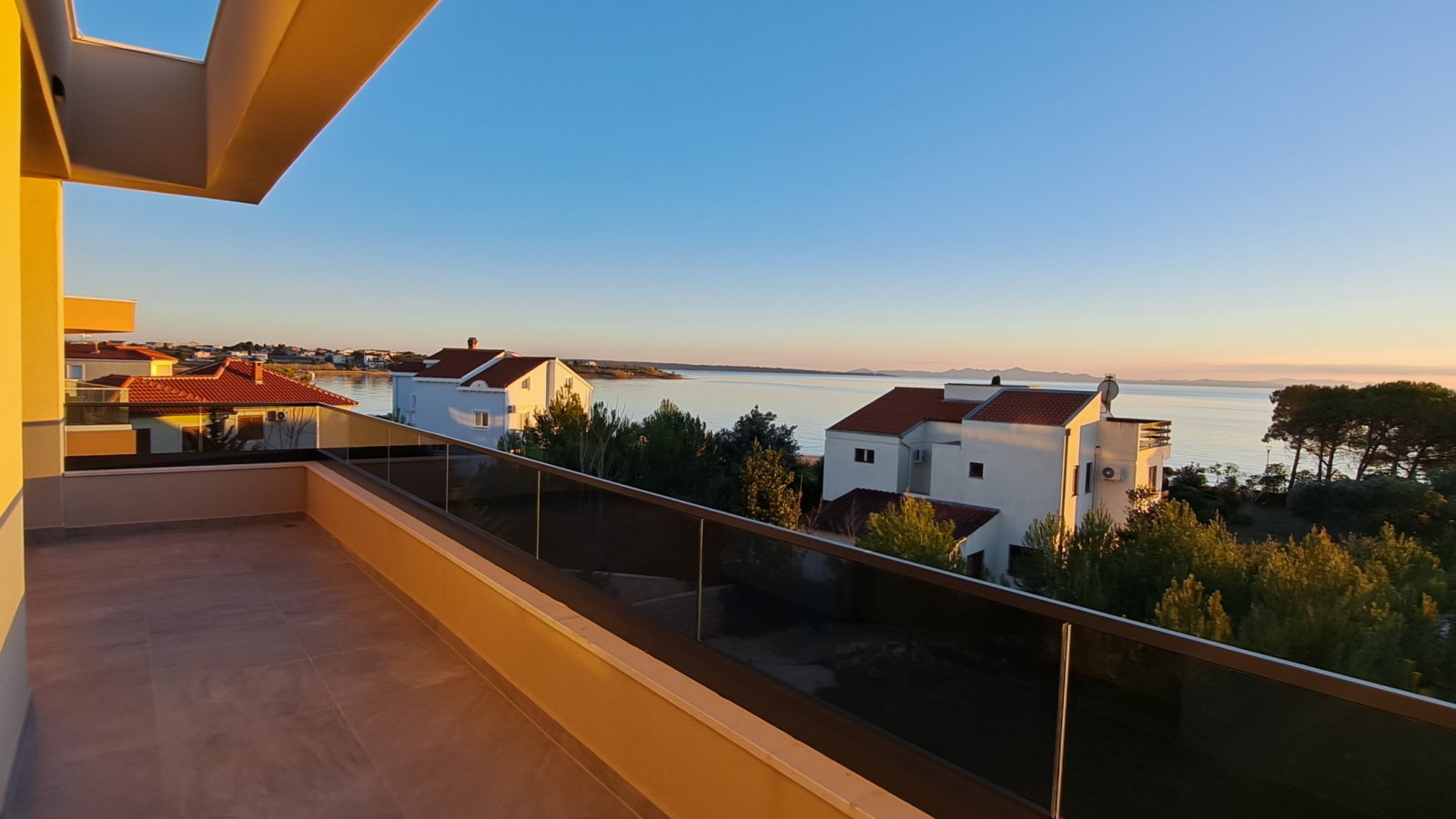 Premium-Apartment nur 50 m vom Meer entfernt, Dachterrasse → Privlaka