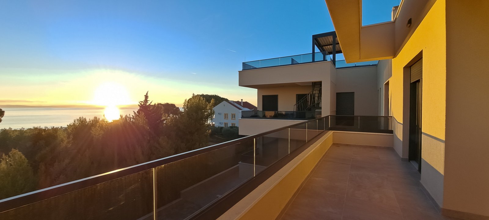 Premium-Apartment nur 50 m vom Meer entfernt, Dachterrasse → Privlaka