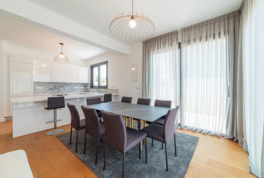 Investment-Penthouse mit drei Schlafzimmern, zwei Badezimmern und großer Dachterrasse mit Meerblick in Limassol