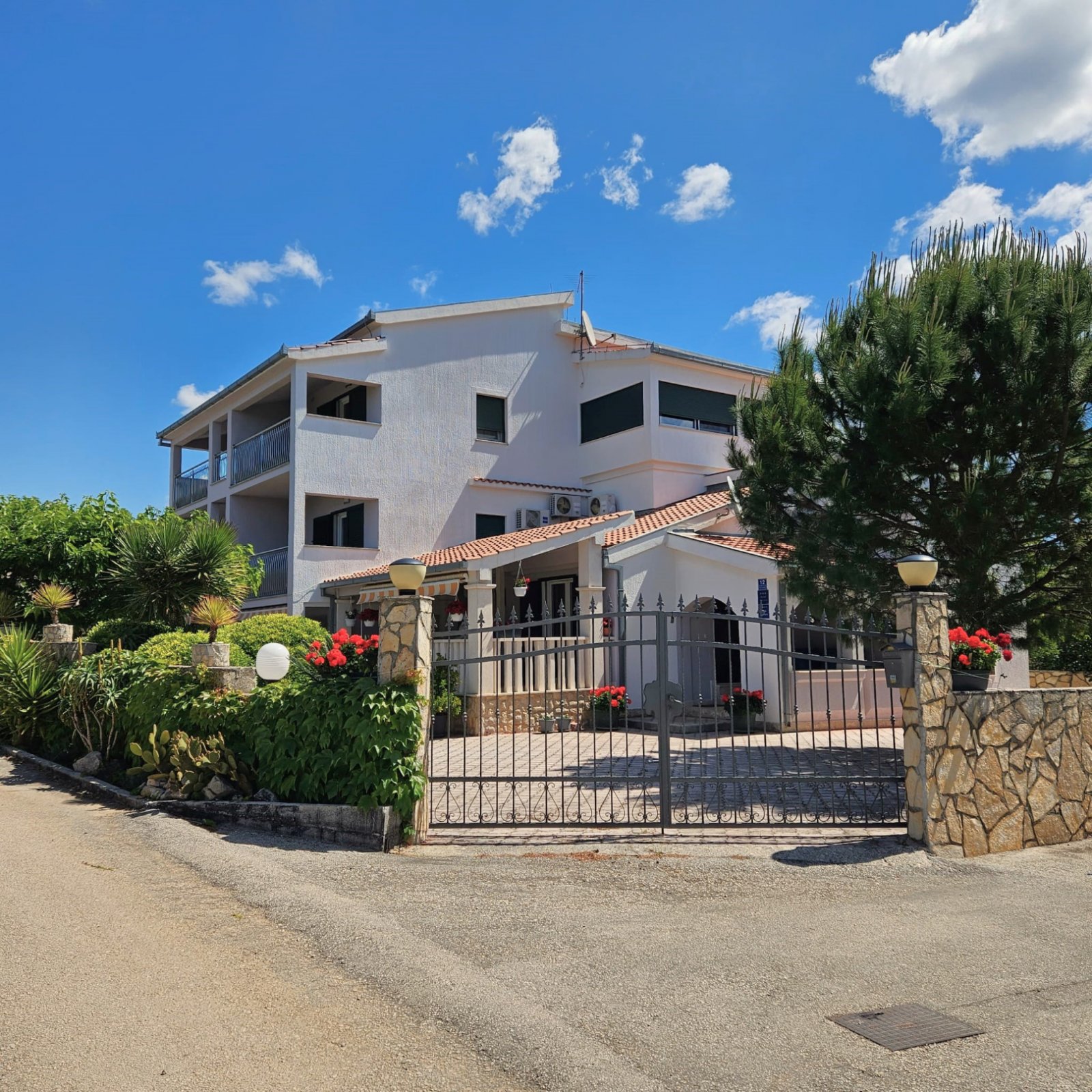 Vinišće: Exklusive Apartmentvilla mit Pool, 200 m vom Meer entfernt, Investitionspotenzial Vinišće Vinišće: Exklusive Apartmentvilla mit Pool, 200 m vom Meer entfernt, Investitionspotenzial Vinišće
