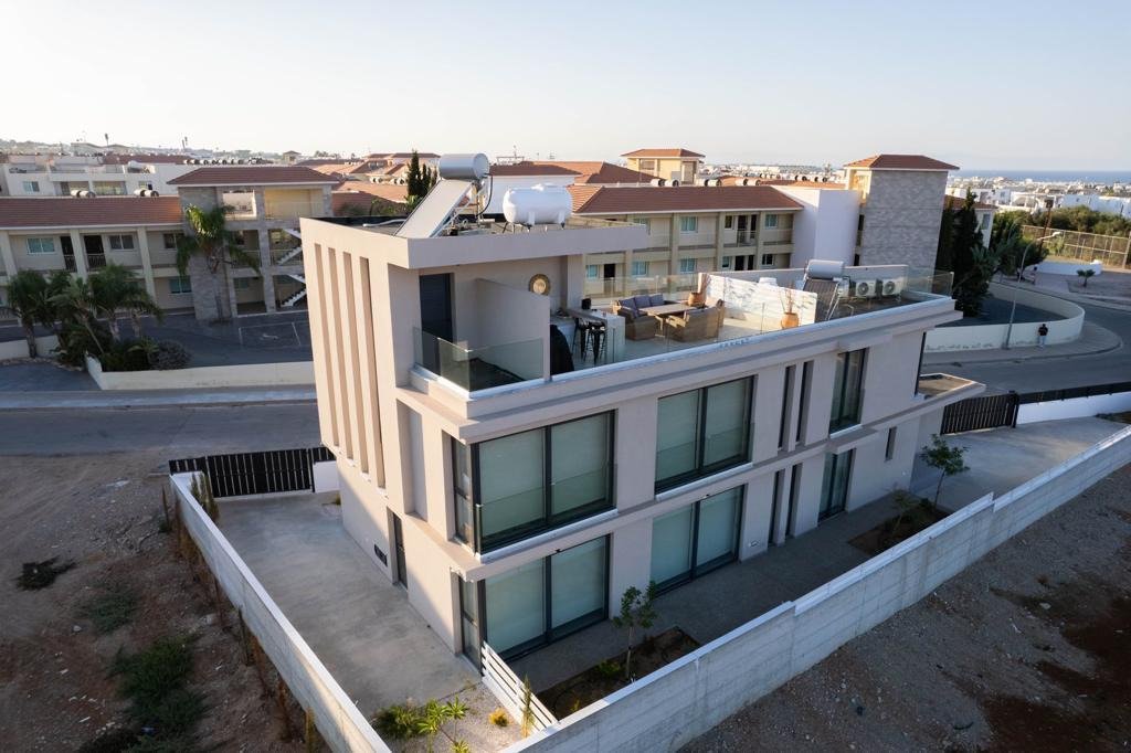 Protaras: 2+2 Penthouse mit großem Dachgarten und Meerblick inklusive Steuern und Nebenkosten, zwei Badezimmer! 