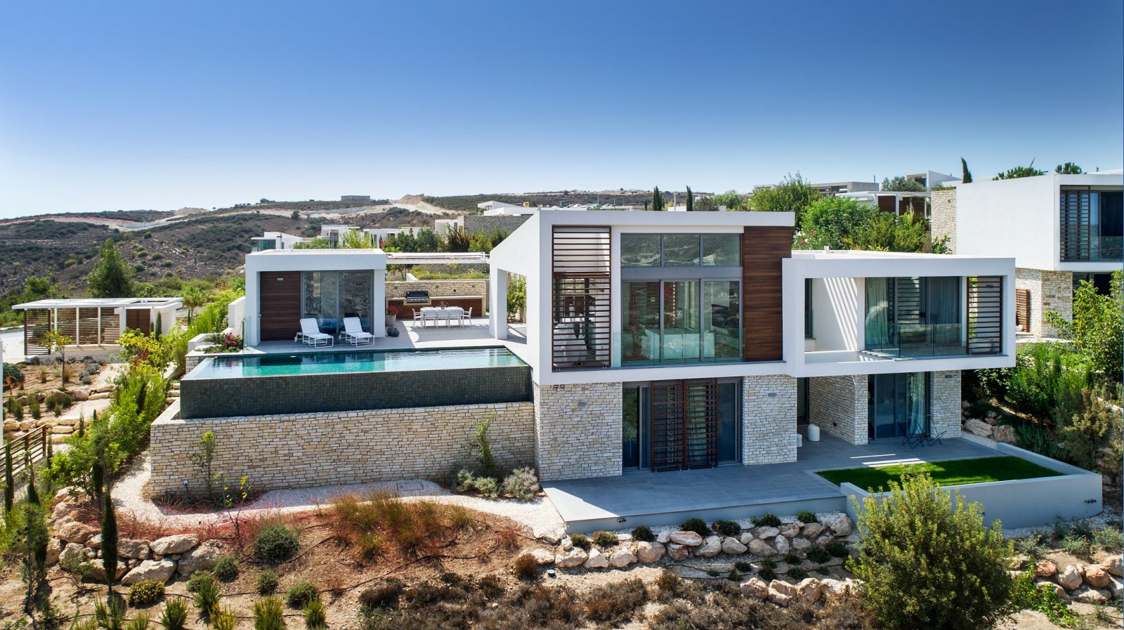Pafos: Luxuriöse Villa mit großem Grundstück und Pool am Golfplatz mit Meerblick 