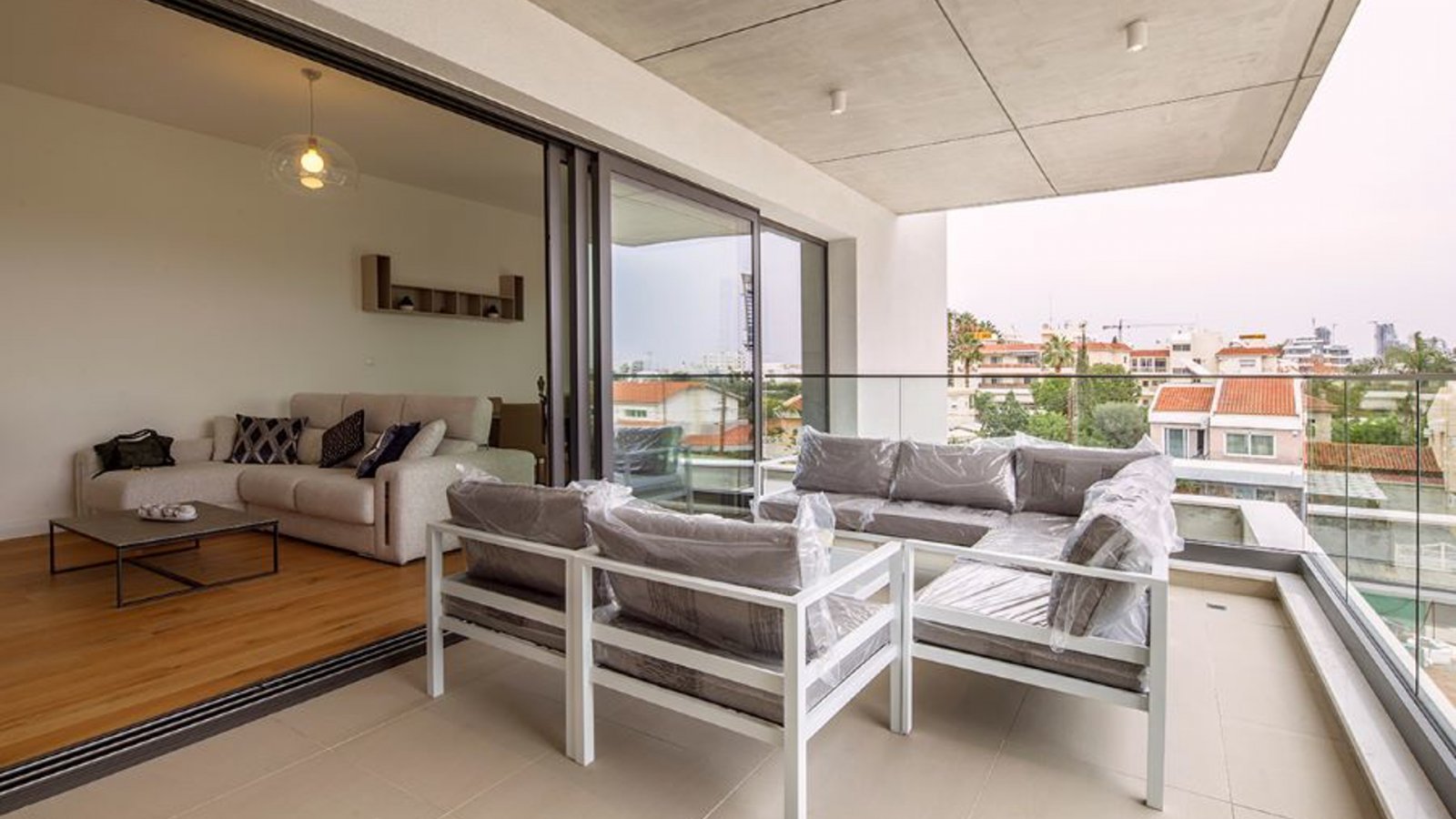 Luxury three-bedroom apartment, by the sea and Dasoudi Park, Limassol
