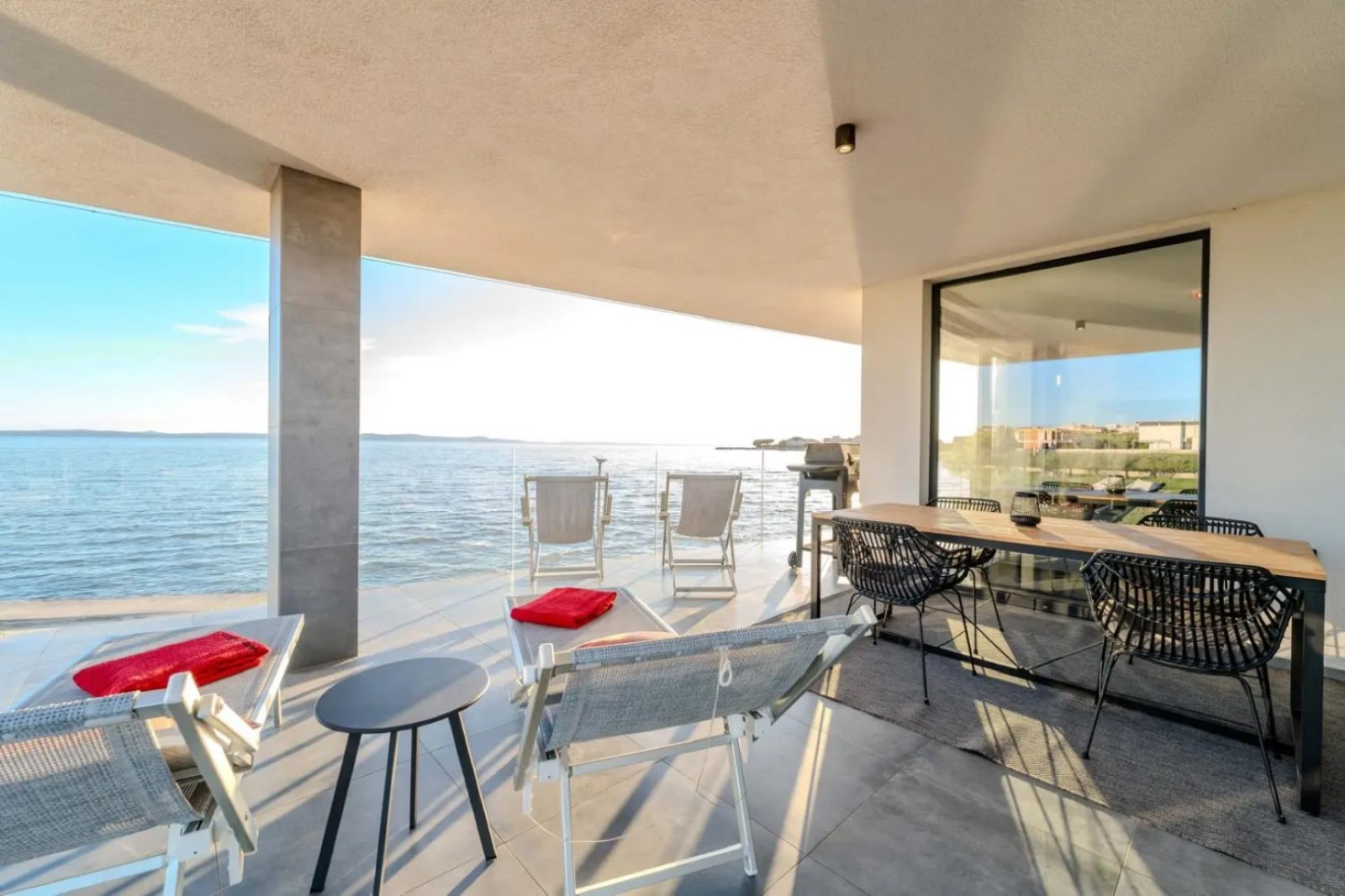 Luxury apartment on the first line by the sea with a heated pool, Privlaka, Croatia