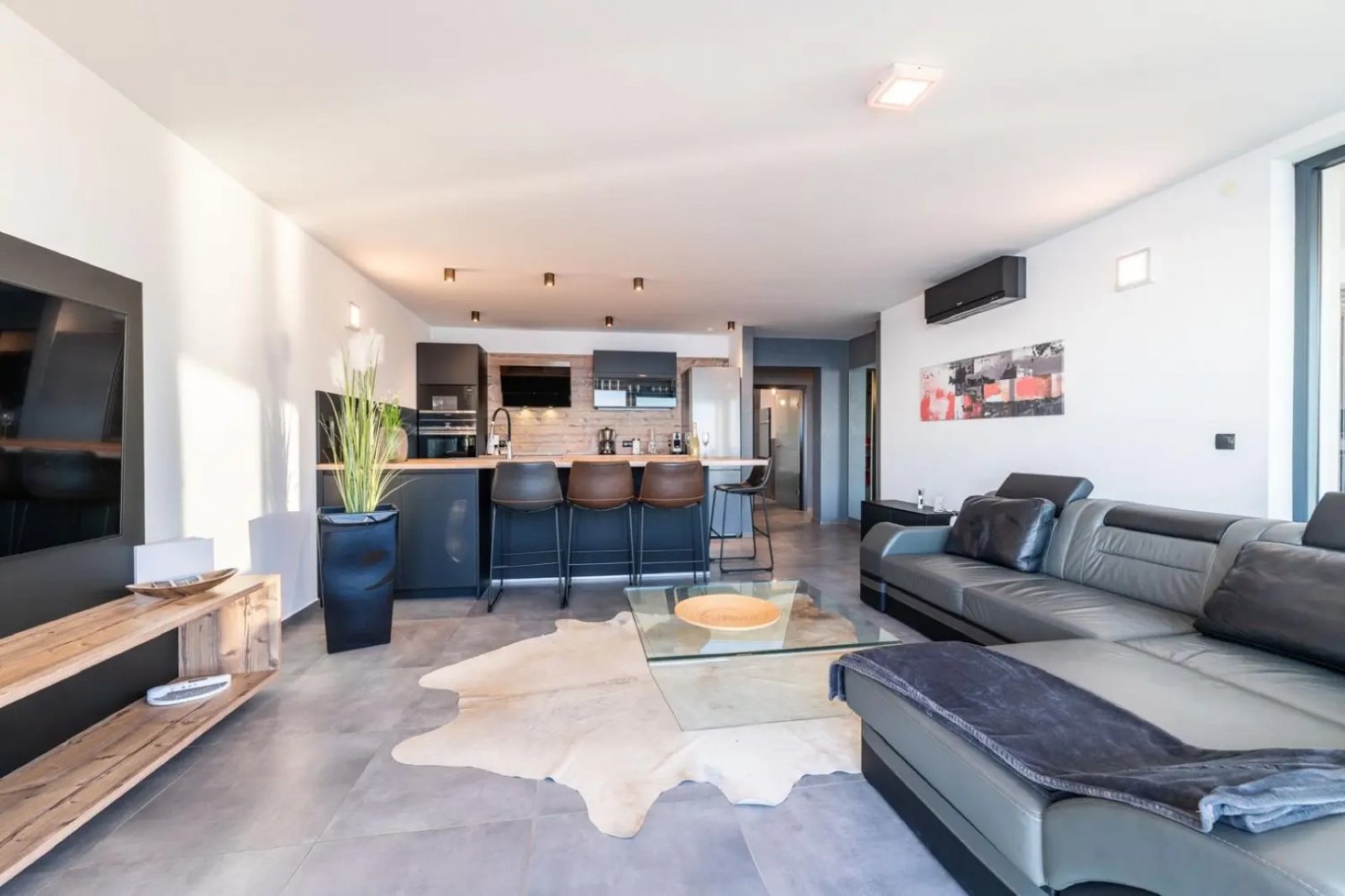 Luxury apartment on the first line by the sea with a heated pool, Privlaka, Croatia
