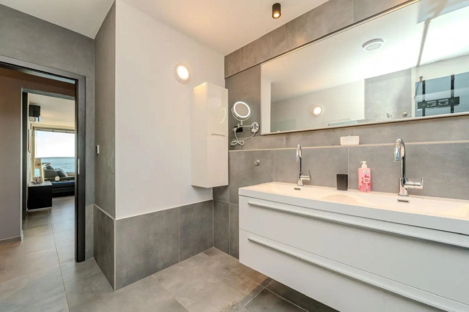 Luxury apartment on the first line by the sea with a heated pool, Privlaka, Croatia